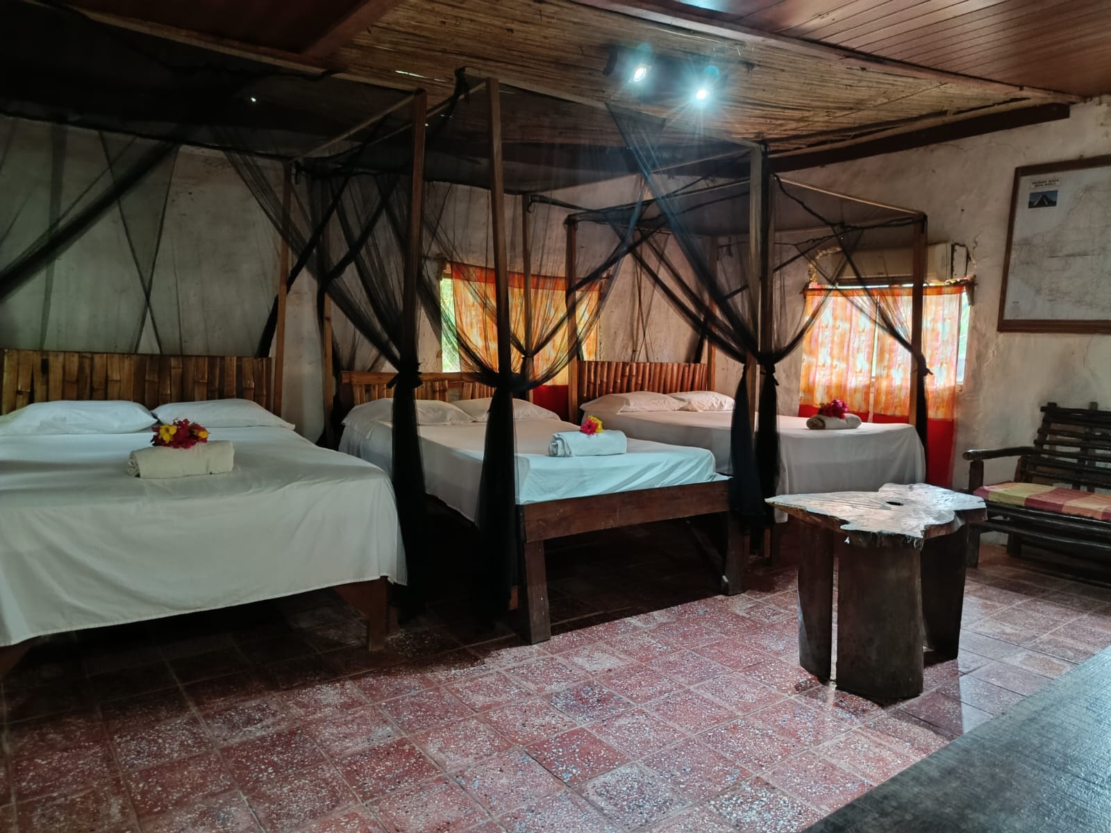Interior cabaña con mini cocina en Tela