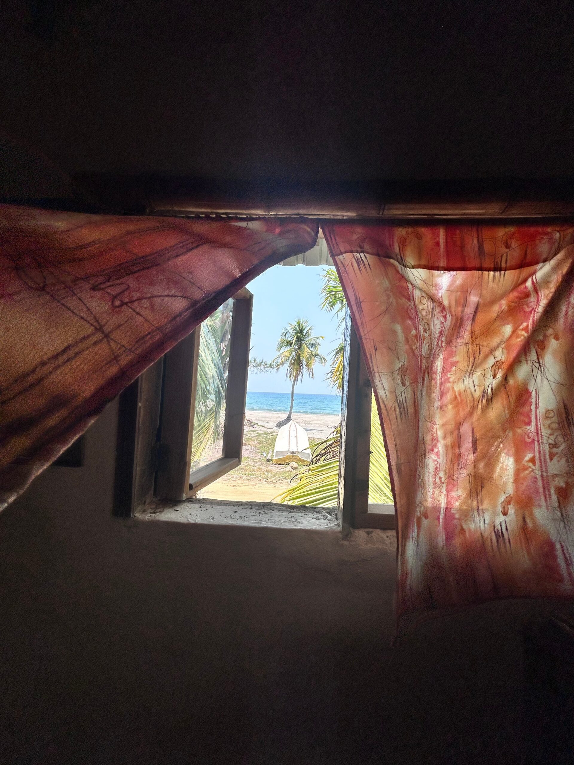 Piscina frente a la playa Bahía de Tela, Coco Cabañas Aldea Garifuna Honduras